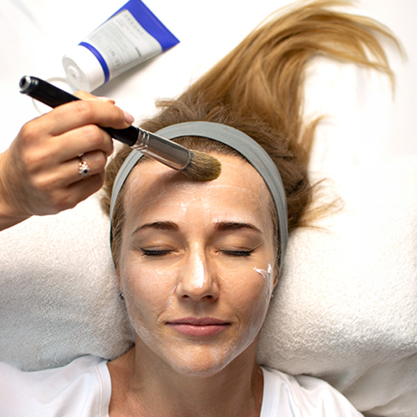 Účinné zjednotenie tónu pleti a zosvetlenie pigmentových škvŕn Účinné zjednotenie tónu pleti a zosvetlenie pigmentových škvŕn